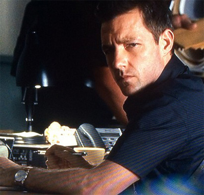 Edward Burns as Jack Andrews with the Hamilton Jazzmaster Gent Quartz in One Missed Call (2008)