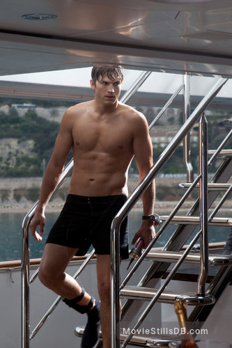 Ashton Kutcher as Spencer Aimes with the Hamilton Jazzmaster Open Secret in Killers (2010)