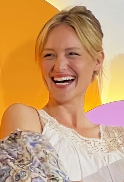 File:Kerry Bishé portrait.jpg