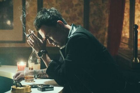 Sun Peng as Qing Feng with the Citizen (unidentified model) in Gatao (2015)