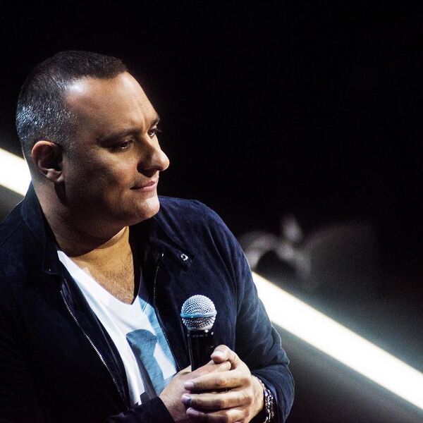 File:Russell Peters portrait.jpg