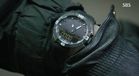 Yoon Kyun-sang as Oh Il-seung with the Tissot T-Touch in Oh, the Mysterious (2017)
