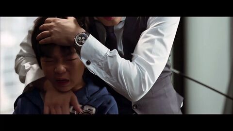 Yoo Ah-in as Jo Tae-oh with the Breitling Navitimer in Veteran (2015)