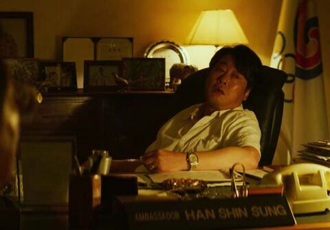 Kim Yoon-seok as Han Shin-seong with the Omega (unidentified model) in Escape from Mogadishu (2021)