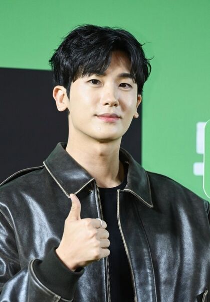 File:Park Hyung-sik.jpg