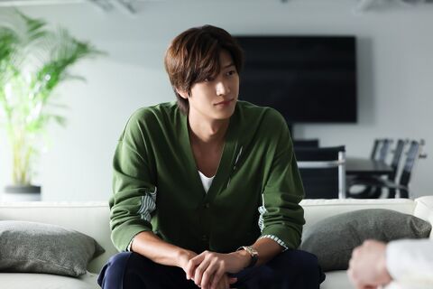 Na In-woo as Seo-ha with the Cartier Santos de Cartier Large in Love Is for the Dogs (2025)