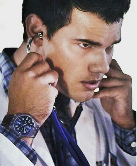 Taylor Lautner as Dr. Cassidy Cascade with the Swatch Daily Friend in Scream Queens (2015)