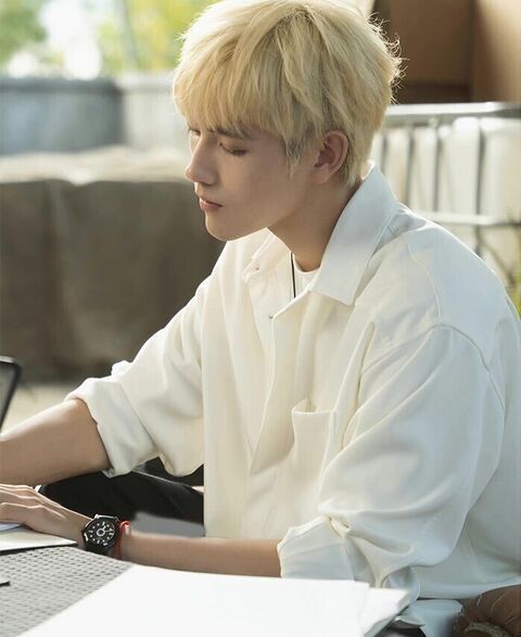 Chen Feiyu as Li Xun (李峋) with the Tissot Heritage Memphis in Lighter and Princess (2022)