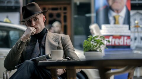 Eddie Redmayne as The Jackal with the Omega Constellation Globemaster Sedna Gold in The Day of the Jackal (2024)