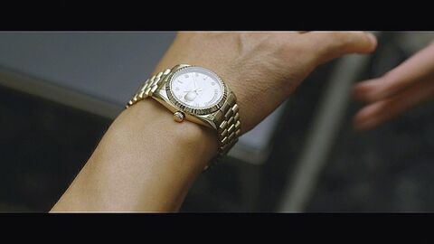 Lee Sung-min as Dae-ho with the Rolex (unidentified model) in The Sheriff in Town (2017)