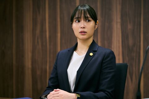 Alice Hirose as Chisa Matsuoka with the Cartier Must Tank in 完全無罪 (2024)