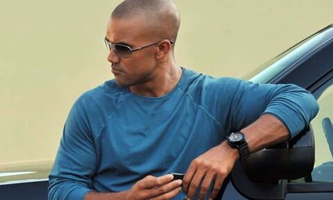 Shemar Moore as Derek Morgan with the MTM Black Patriot Ballistic Special Ops in Criminal Minds (2005)