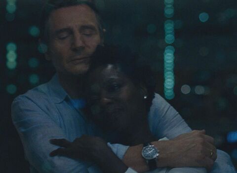Liam Neeson as Harry Rawlings with the Hamilton Jazzmaster in Widows (2018)