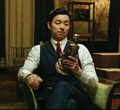 Gong Yoo as Kim Woo-jin with the Elgin watch in The Age of Shadows (2016)