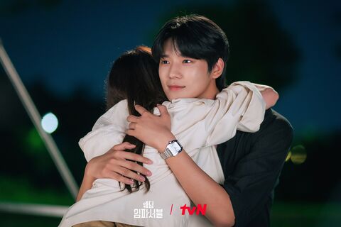 Moon Sang-min as Lee Ji-han with the Cartier Santos de Cartier Large in Wedding Impossible (2024)