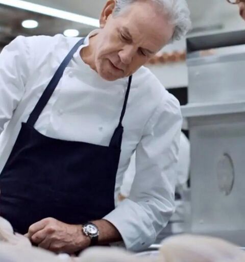 Thomas Keller as Himself with the Rolex Daytona 126519LN in The Bear (2022)