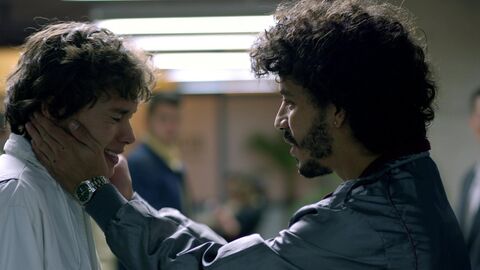 Diego Cataño as La Quica with the Salco watch in Narcos (2015)