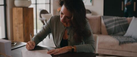 Kristin Davis as Mary Morrison with the Cartier Tank in Deadly Illusions (2021)