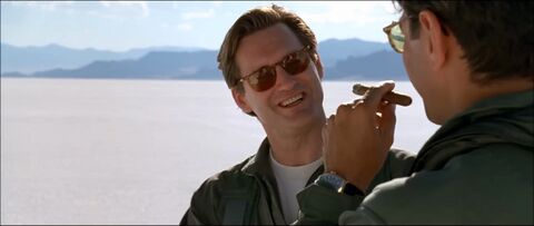 Jeff Goldblum as David Levinson with the Hamilton Carlisle in Independence Day (1996)