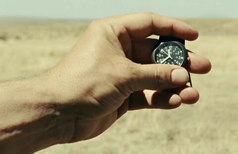 Josh Brolin as Llewelyn Moss with the Timex Camper T41711 in No Country for Old Men (2007)