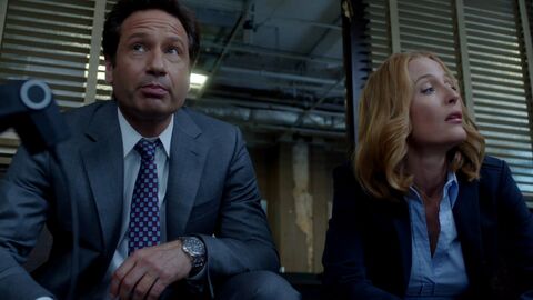 David Duchovny as Fox Mulder with the Bulova 96B169 in The X-Files (1993)