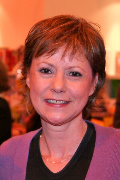 File:Dorothée portrait.jpg