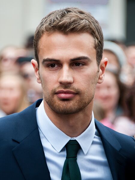 File:Theo James Divergent premiere.jpg
