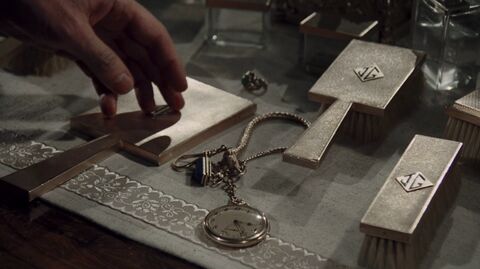 Robert Redford as Jay Gatsby with the Jay Gatsby's gold pocket watch in The Great Gatsby (1974)