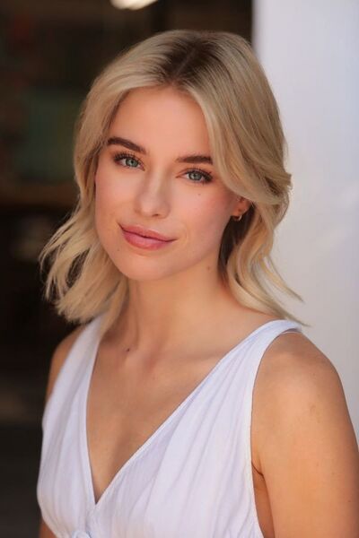 File:Elle Chapman portrait.jpg