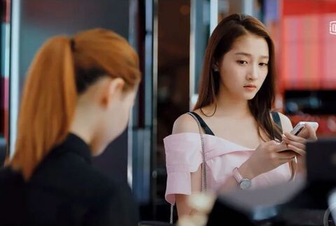 Guan Xiaotong as Liang Shuang with the Cartier Ballon Bleu WSBB0002 in Twenty Your Life On (2020)