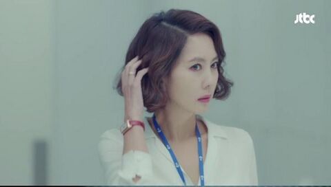 Kim Nam-joo as Go Hye-ran with the Jaeger-LeCoultre Reverso in Misty (2018)