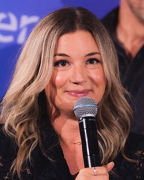 File:Emily VanCamp portrait.jpg