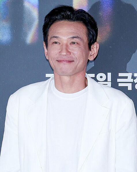 File:Hwang Jung-min portrait.jpg