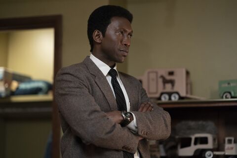Mahershala Ali as Wayne Hays with the Casio AMW-320 in True Detective (2014)