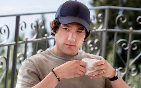 Will Sharpe as Ethan Spiller with the TAG Heuer Connected Calibre E4 in The White Lotus (2021)