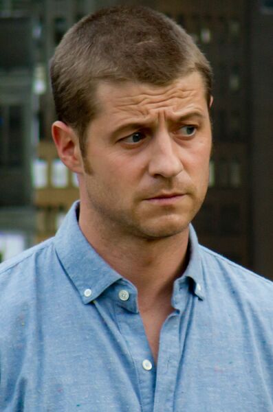 File:Benjamin McKenzie 2014 (cropped).jpg