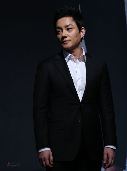 File:Lee Beom-soo portrait.jpg