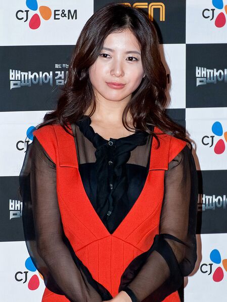 File:Yuriko Yoshitaka portrait.jpg