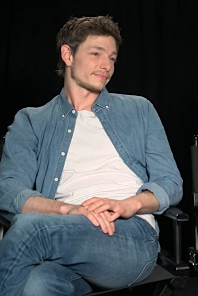 File:Mike Faist portrait.png
