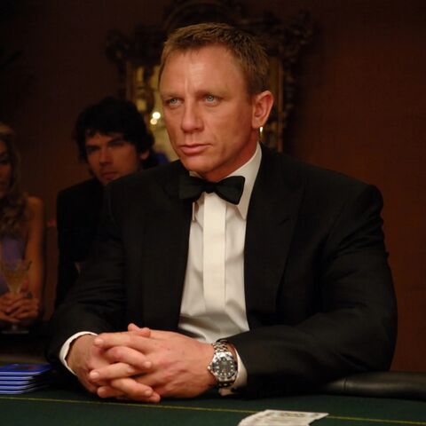 Daniel Craig as James Bond with the Omega Seamaster Diver 300M 2220.80.00 in Casino Royale (2006)