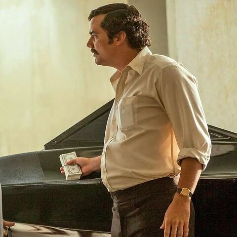 Wagner Moura as Pablo Escobar with the Rolex Cellini in Narcos (2015)