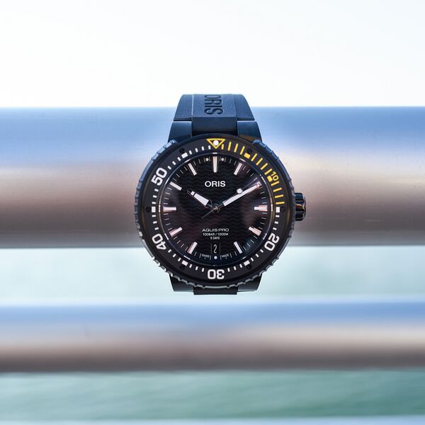 File:Oris AquisPro Date Calibre 400.jpg