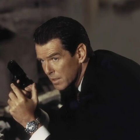 Pierce Brosnan as James Bond with the Omega Seamaster Professional 300M 2531.80 in The World Is Not Enough (1999)