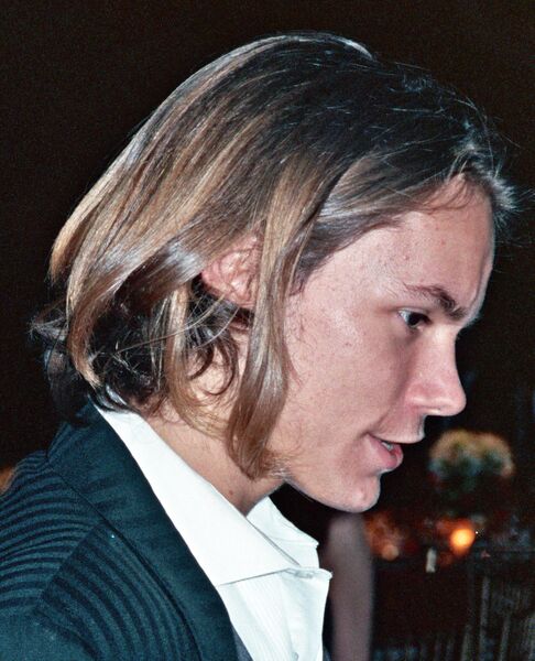File:River Phoenix portrait.jpg