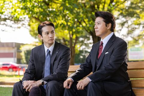 Keita Machida as Shinji Nagashima with the Tudor Chronotime 79160 in Kaban-ya no Souzoku (2025)