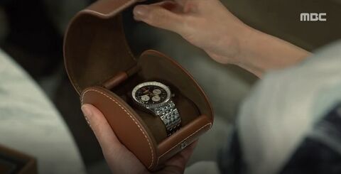 Jang Hyuk as Kang Pil-joo with the Breitling Navitimer in Money Flower (2017)