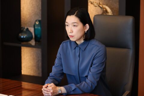 Noriko Eguchi as Mamoru Hyoga with the Cartier Tank Francaise SM W51008Q3 in Super Rich (2021)