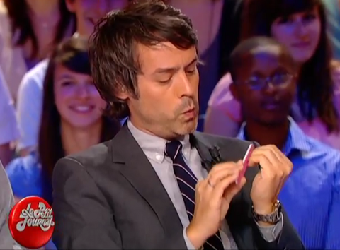 Yann Barthès as Host with the Rolex (unidentified model) in Le Petit Journal (2010)