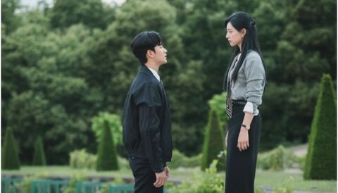 Kim Ji-won as Hong Hae-in with the Cartier Ballon Bleu in Queen of Tears (2024)