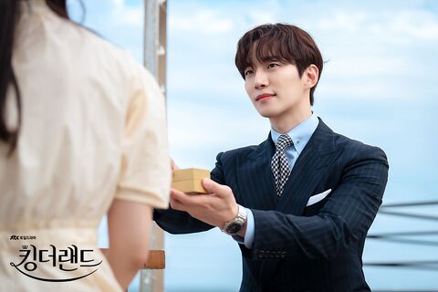 Lee Jun-ho as Gu Won with the Piaget Polo Date G0A47014 in King the Land (2023)